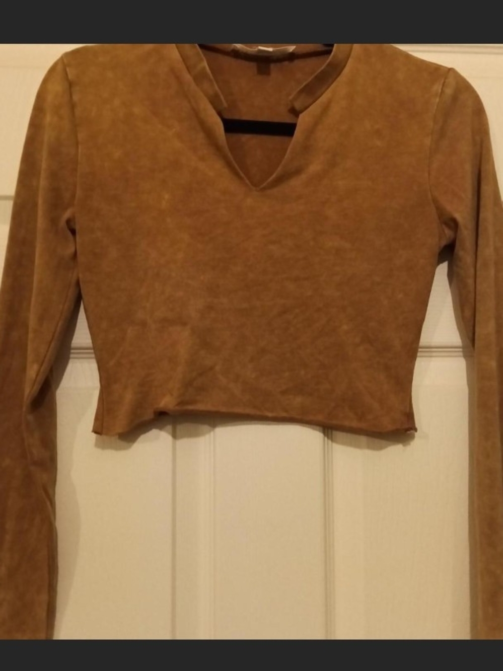 Long Sleeve Cropped V-Neck Top in Camel Brown